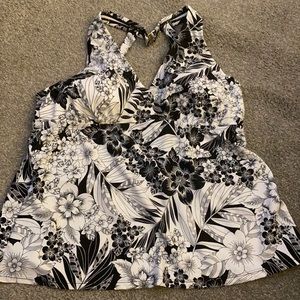 Island Escape Woman White and Black Tankini Swimsuit Top 18W